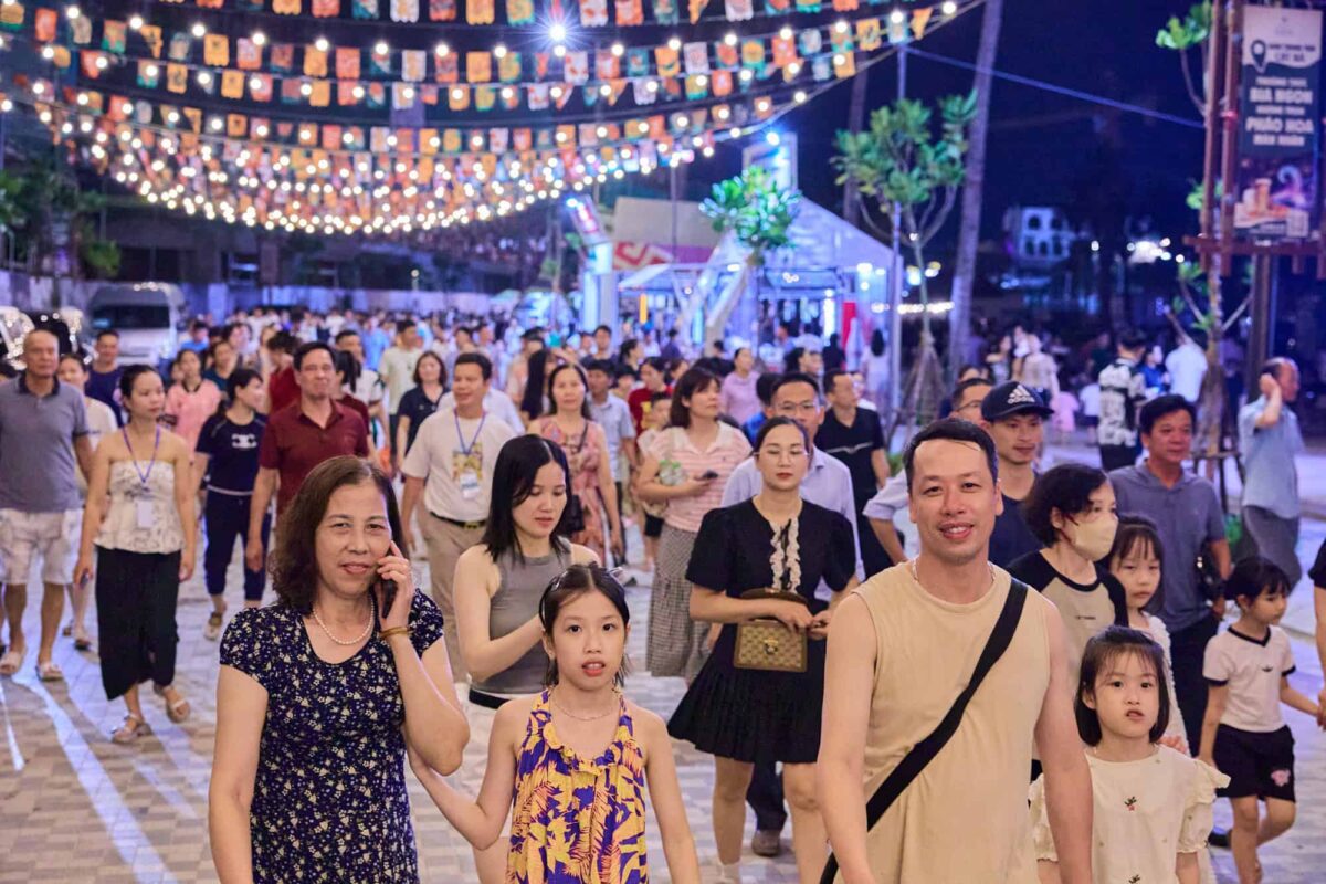 Trải nghiệm náo nhiệt cả ngày lẫn đêm tại Vui-Fest Cát Bà