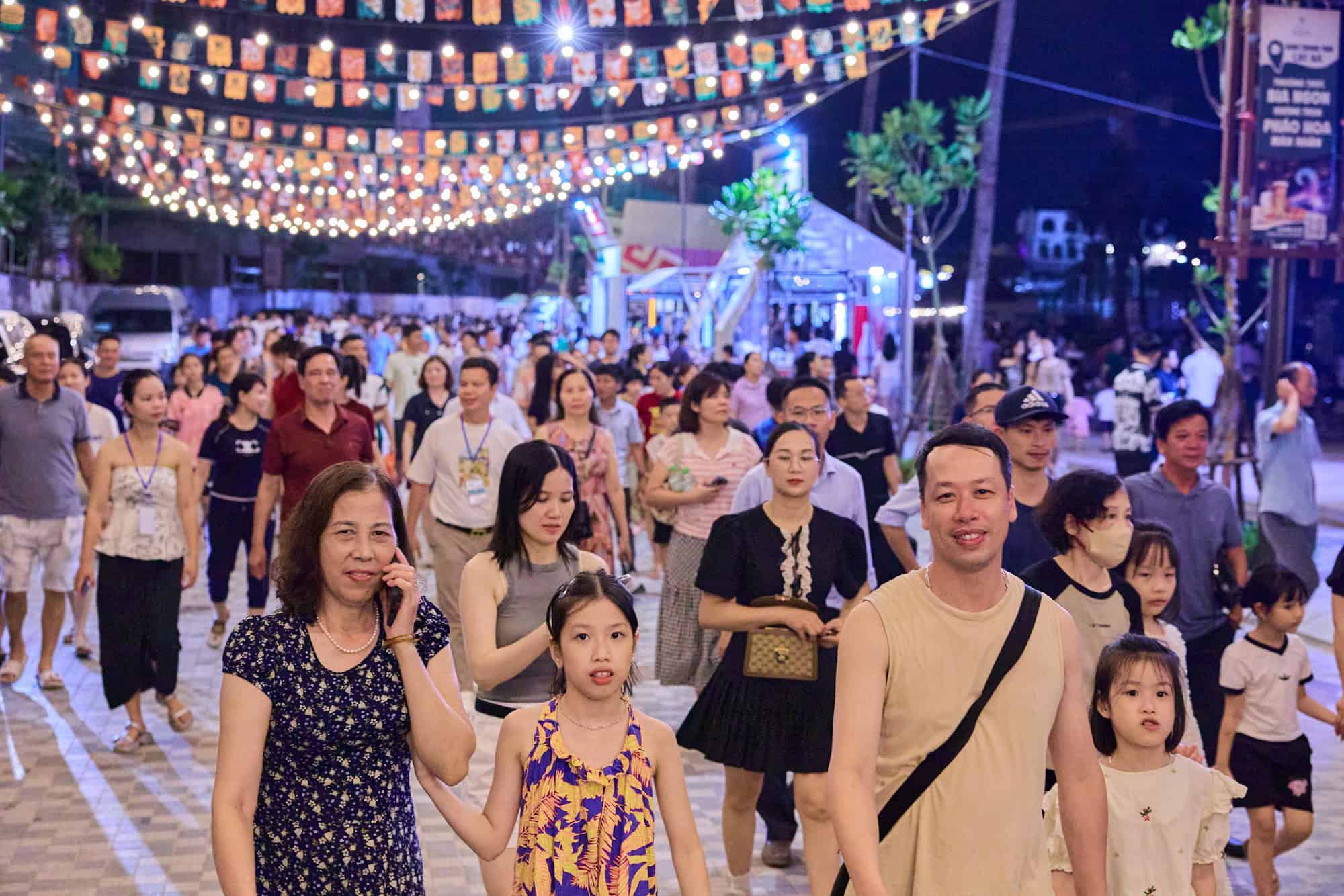 Trải nghiệm náo nhiệt cả ngày lẫn đêm tại Vui-Fest Cát Bà